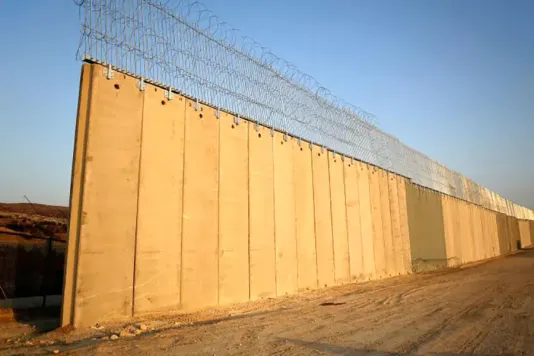 Israel installs new security barrier with concertina wire