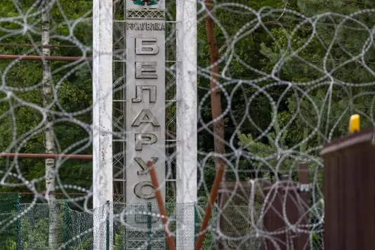 Poland installs barbed wire