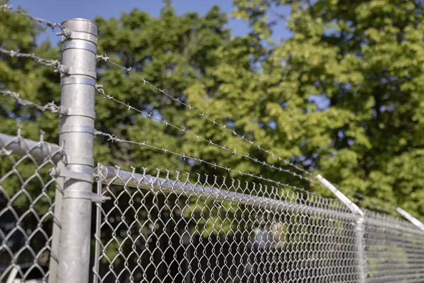 Ogrodzenie z drutu kolczastego w londyńskim parku