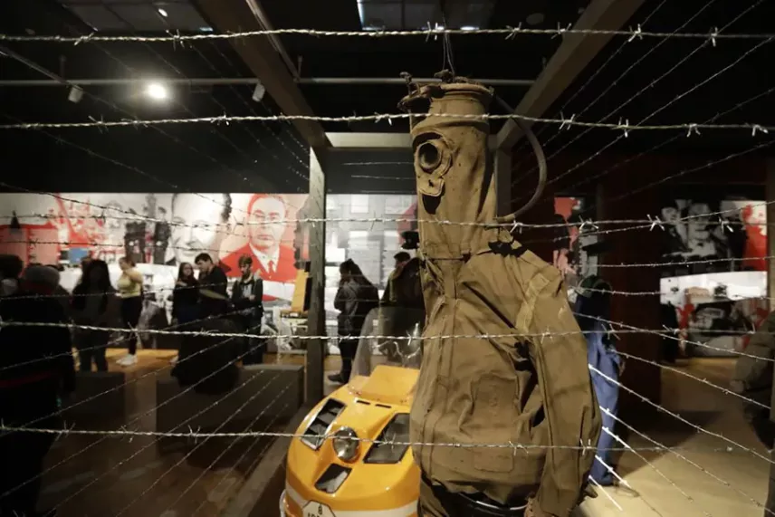 Drut kolczasty i pianka Osprey na wystawie w Pradze