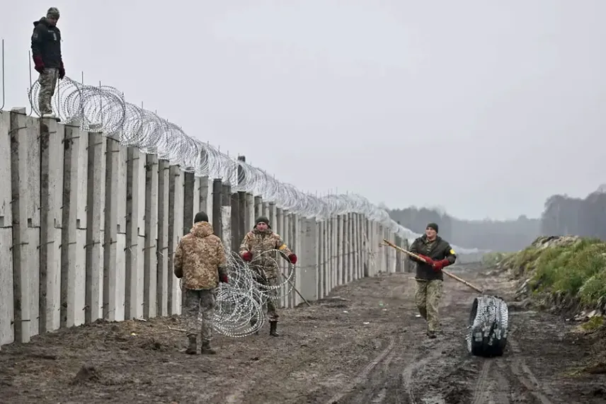 Drut ostrzowy Egoza na betonowym płocie