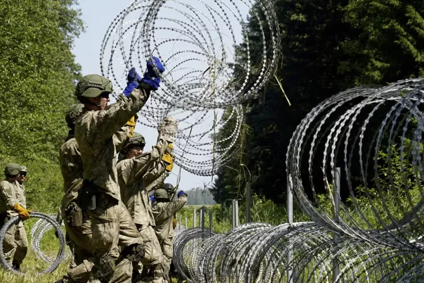 Płot graniczny i drut kolczasty