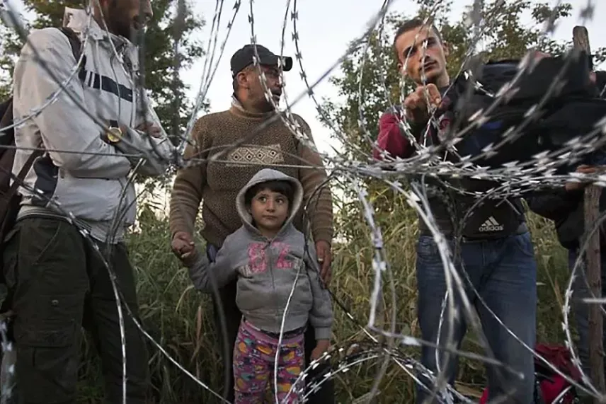 Węgry postawiły ogrodzenie z drutu kolczastego